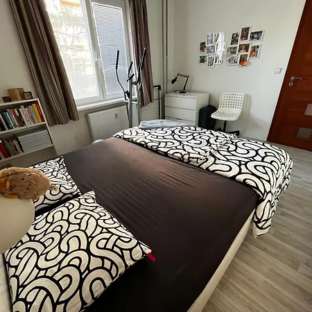 Utulna Spalna V Zdielanom 3-izbovom Byte Accommodatie bij particulieren